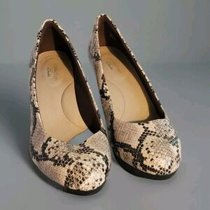 Clarks Women's Adriel Viola Pump Taupe Synthetic Snake Print SIZE 7 WIDE